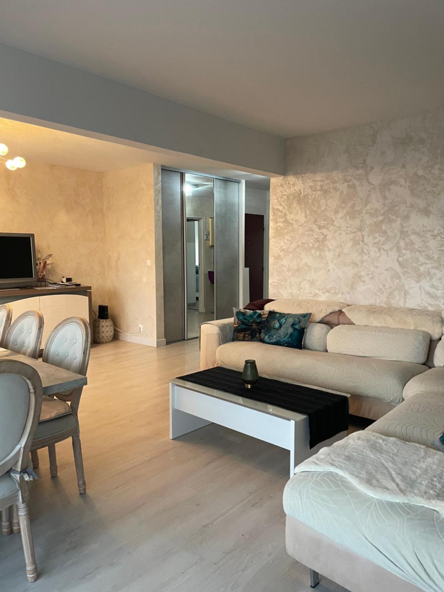 Bel Appartement Lumineux De 100M2 6 Places 3 Chambres Au 3E Etage Avec Ascenseur -A 5Mn A Pied Du Parc Des Expositions Congres De Dijon Et Eng Et 10Mn Du Centre Ville Place Parking Devant L'Immeuble Exteriér fotografie